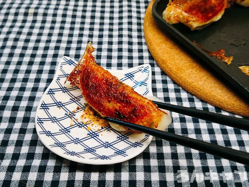 ホットサンドメーカーで焼いた冷凍餃子をほりにしで食べる