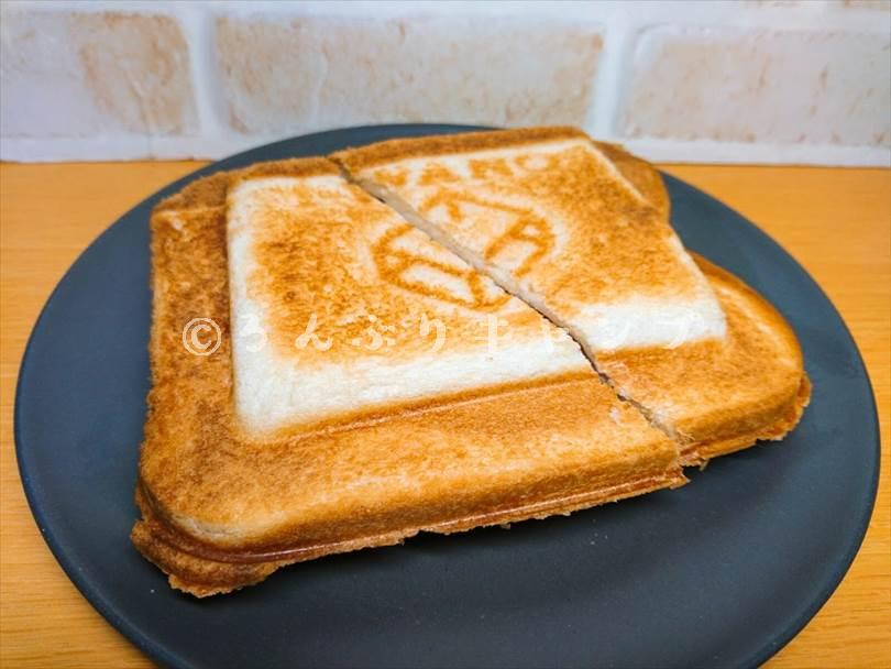 ホットサンドメーカーで焼いた後のハムチーズサンド
