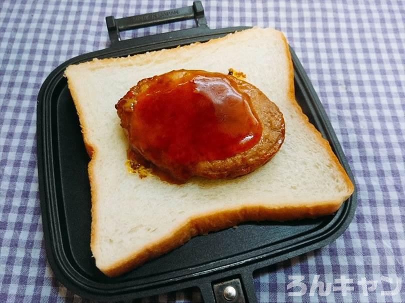 ホットサンドメーカーでチェダーチーズ&ハンバーグのホットサンドを焼く