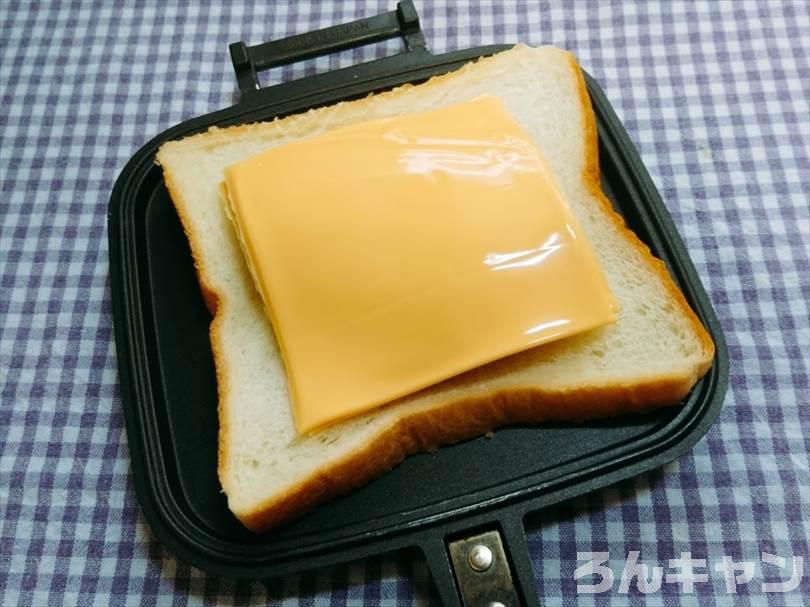 ホットサンドメーカーでチェダーチーズ&ハンバーグのホットサンドを焼く