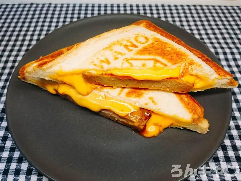 ホットサンドメーカーでチェダーチーズ&ハンバーグのホットサンドを焼く