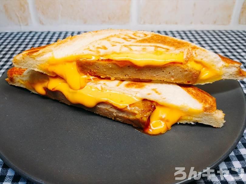 ホットサンドメーカーでチェダーチーズ&ハンバーグのホットサンドを焼く