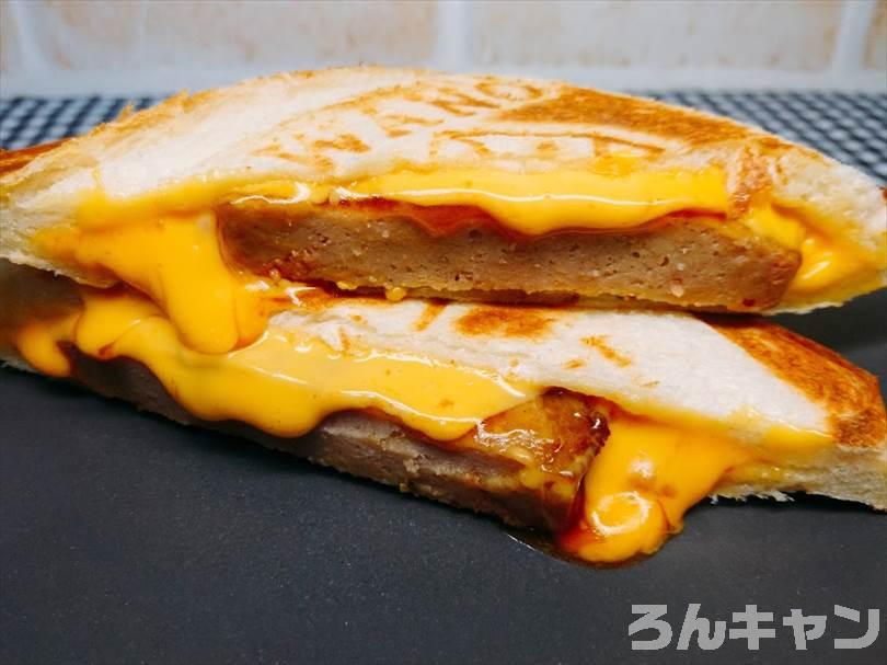 ホットサンドメーカーでチェダーチーズ&ハンバーグのホットサンドを焼く