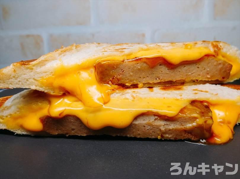 ホットサンドメーカーでチェダーチーズ&ハンバーグのホットサンドを焼く