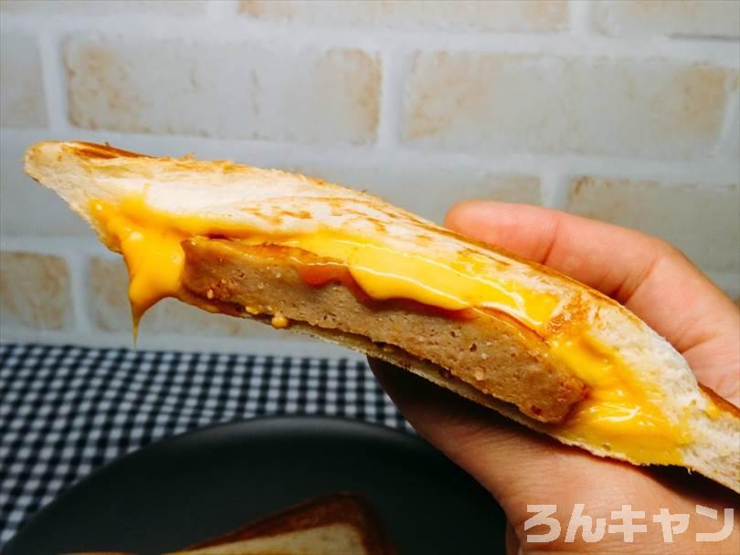 ホットサンドメーカーでチェダーチーズ&ハンバーグのホットサンドを焼く