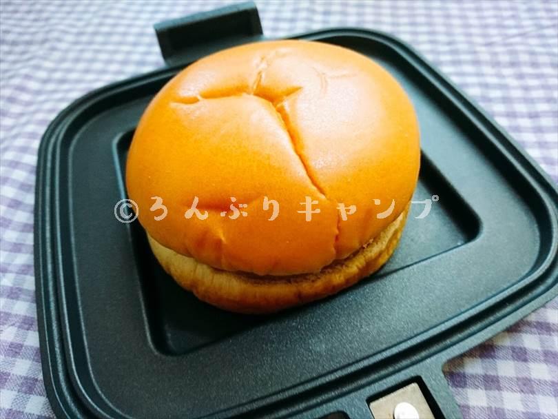 ホットサンドメーカーで焼く前のハンバーガー