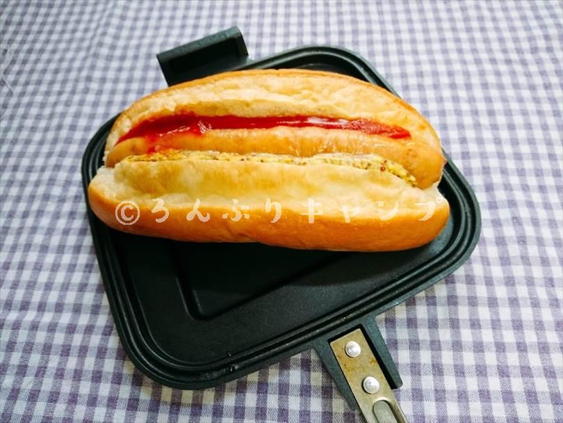 ホットサンドメーカーで焼く前のホットドッグ