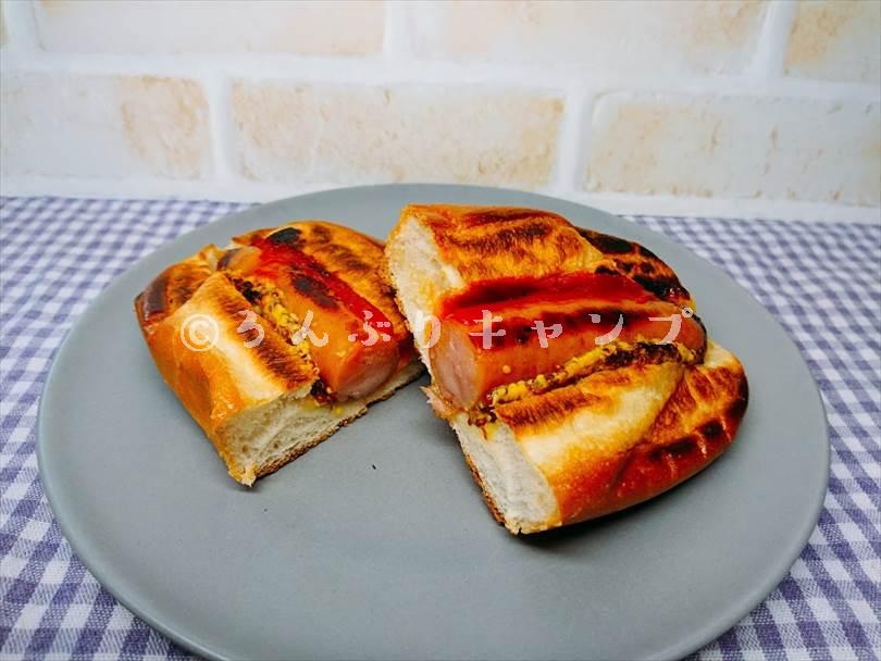 ホットサンドメーカーで焼いたホットドッグを半分に切った状態