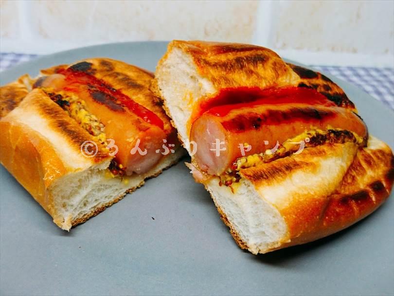 ホットサンドメーカーで焼いたホットドッグを半分に切った状態