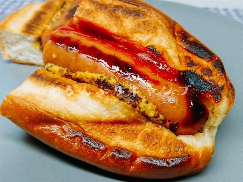 ホットサンドメーカーで焼いたホットドッグを半分に切った状態