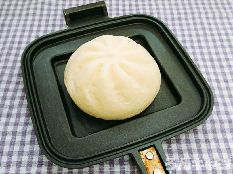 ホットサンドメーカーで焼く前の肉まん
