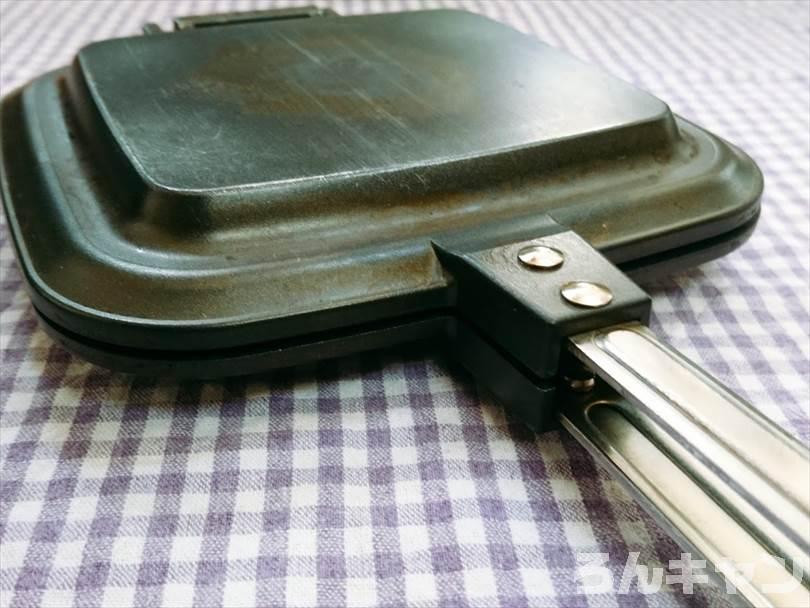 ホットサンドメーカーで焼く前の肉まん