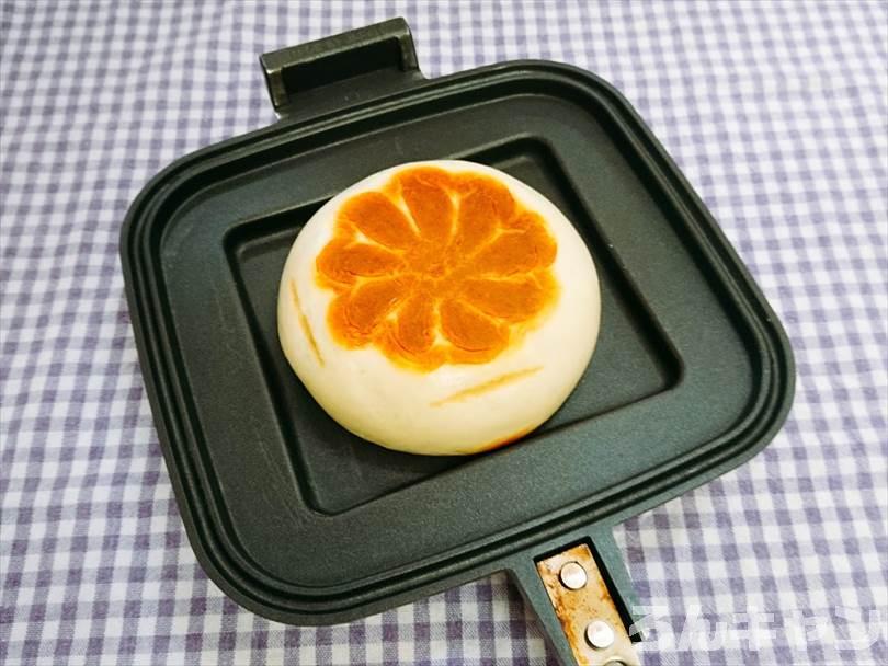 ホットサンドメーカーで焼いた肉まん