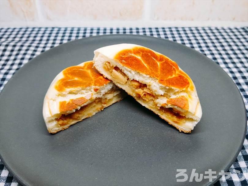 ホットサンドメーカーで焼いた肉まんを半分に切った状態