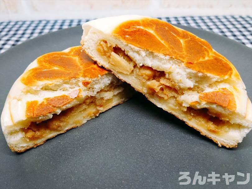 ホットサンドメーカーで焼いた肉まんを半分に切った状態