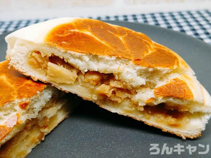 ホットサンドメーカーで焼いた肉まんを半分に切った状態