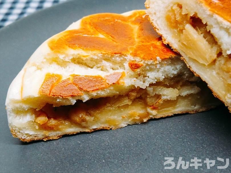 ホットサンドメーカーで焼いた肉まんを半分に切った状態