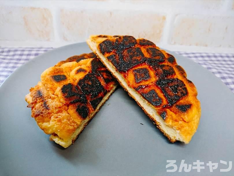 ホットサンドメーカーで焼いたメロンパンを半分に切った状態
