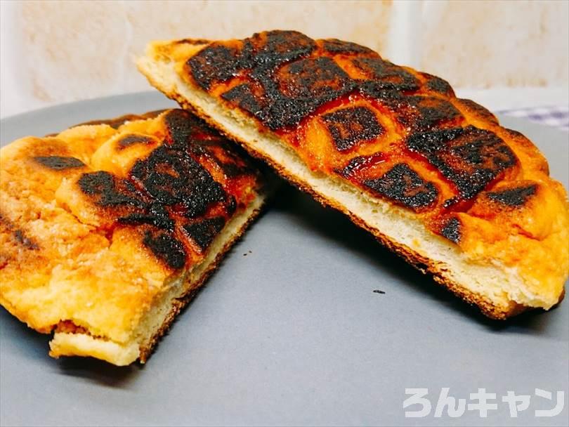 ホットサンドメーカーで焼いたメロンパンを半分に切った状態
