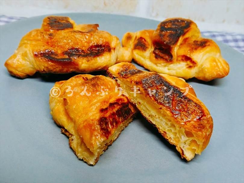 ホットサンドメーカーで焼いたミニクロワッサンを半分に切った状態