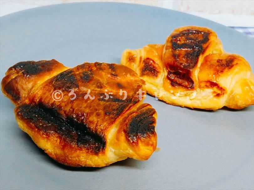 ホットサンドメーカーで強めに焼いたミニクロワッサンの下側の焦げ目