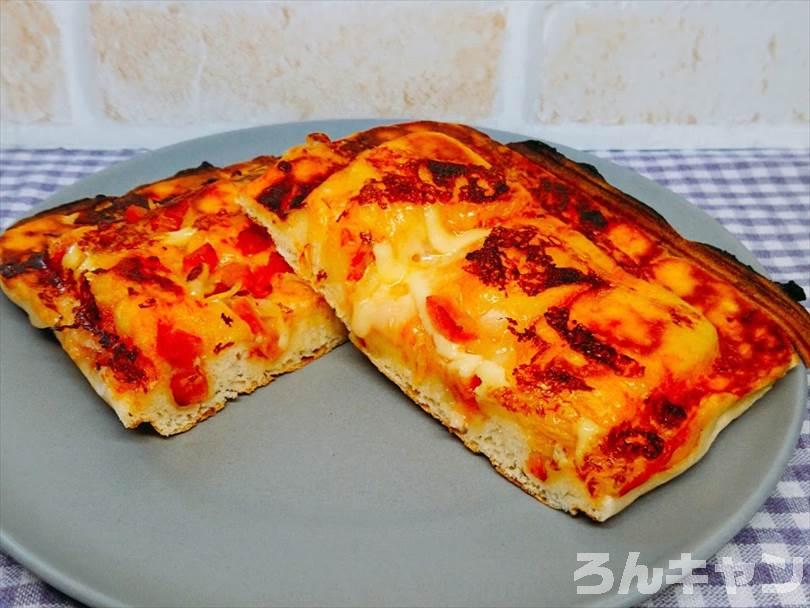 ホットサンドメーカーで焼いた後のピザパンを半分に切った状態