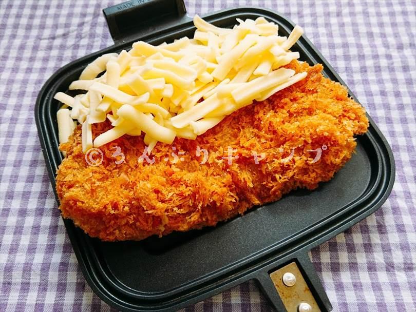 ホットサンドメーカーで焼く前のとんかつにとろけるチーズを乗せた状態