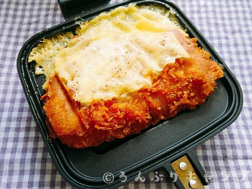 ホットサンドメーカーで焼いた後のとんかつととろけるチーズ