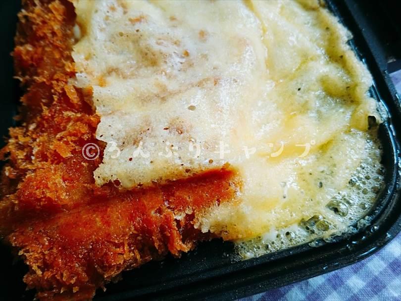 ホットサンドメーカーで焼いた後のとんかつのチーズが溶けている様子