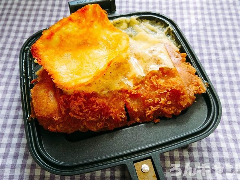 ホットサンドメーカーで焼いた後のチーズのせとんかつ