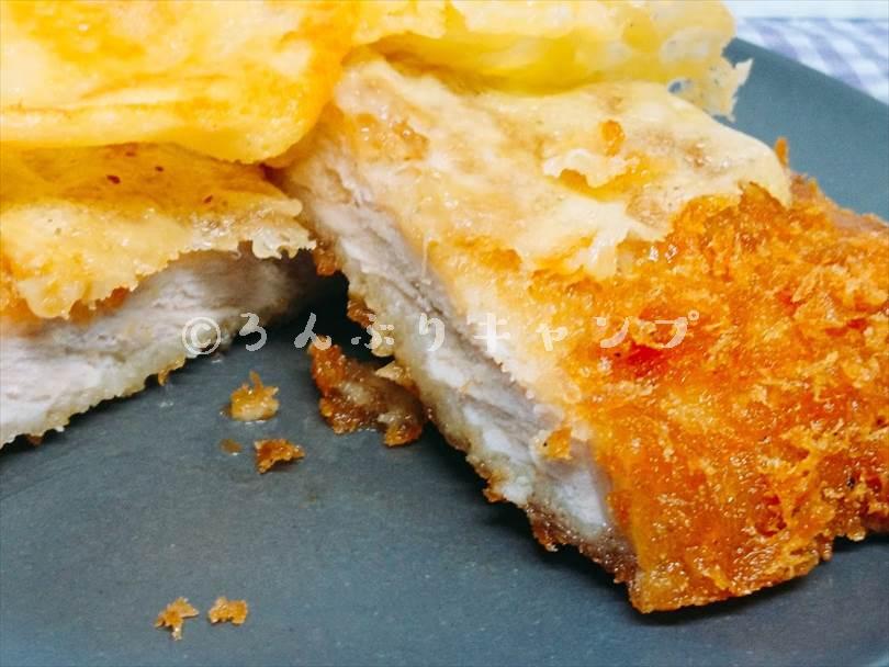 ホットサンドメーカーで焼いた後のとんかつを半分に切った状態