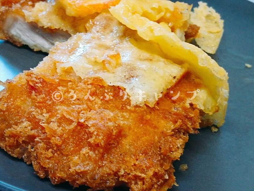 ホットサンドメーカーで焼いた後のとんかつを半分に切った状態