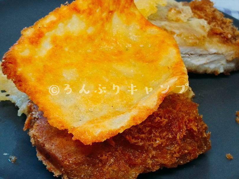 ホットサンドメーカーで焼いた後のとんかつを半分に切った状態
