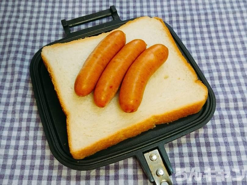 ホットサンドメーカーで焼く前のシャウエッセンとタマゴとチーズのホットサンド
