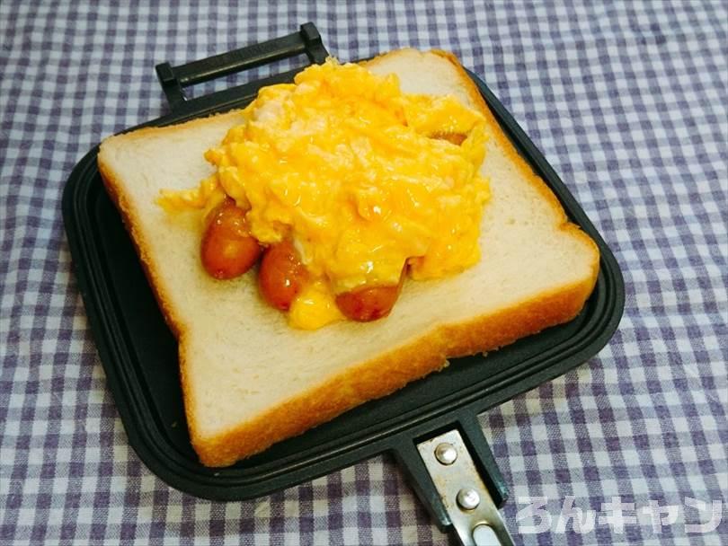 ホットサンドメーカーで焼く前のシャウエッセンとタマゴとチーズのホットサンド