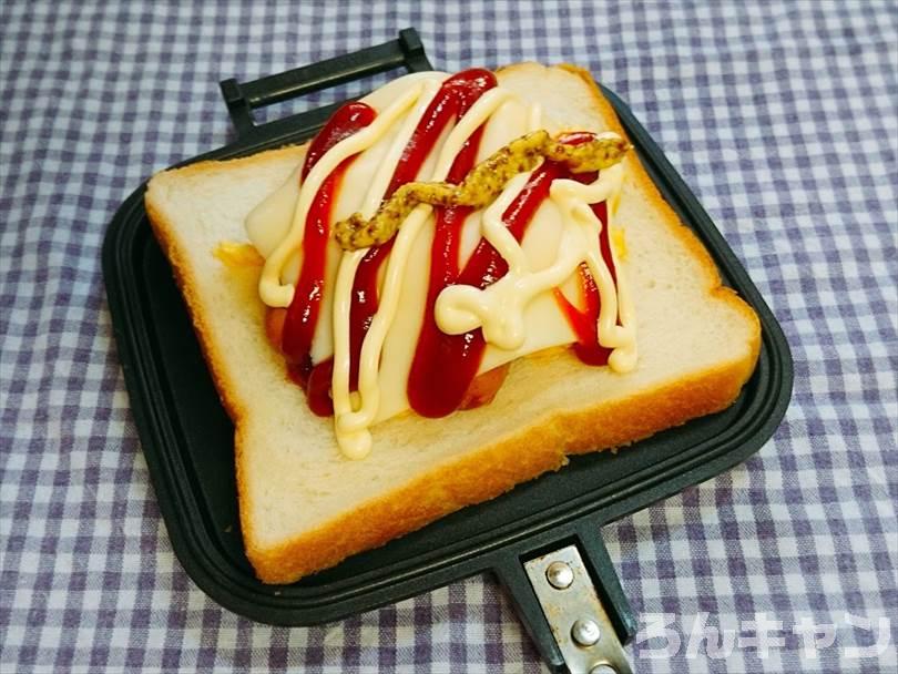ホットサンドメーカーで焼く前のシャウエッセンとタマゴとチーズのホットサンド
