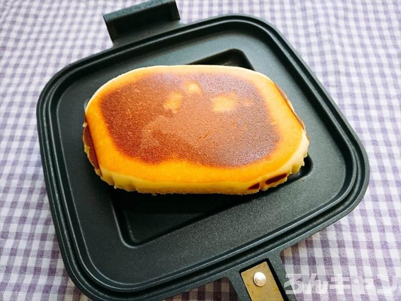 ホットサンドメーカーで焼いた後のチーズ蒸しケーキ