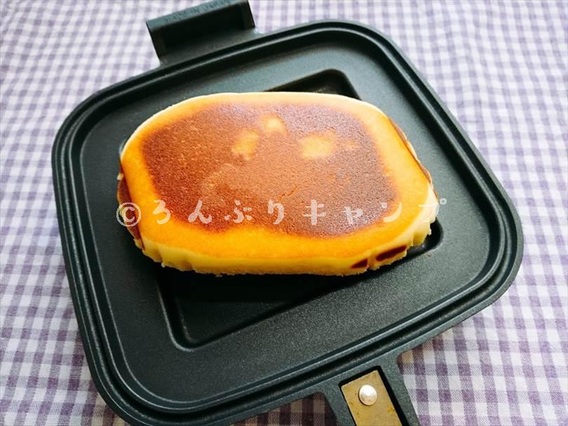 ホットサンドメーカーで焼いた後のチーズ蒸しケーキ