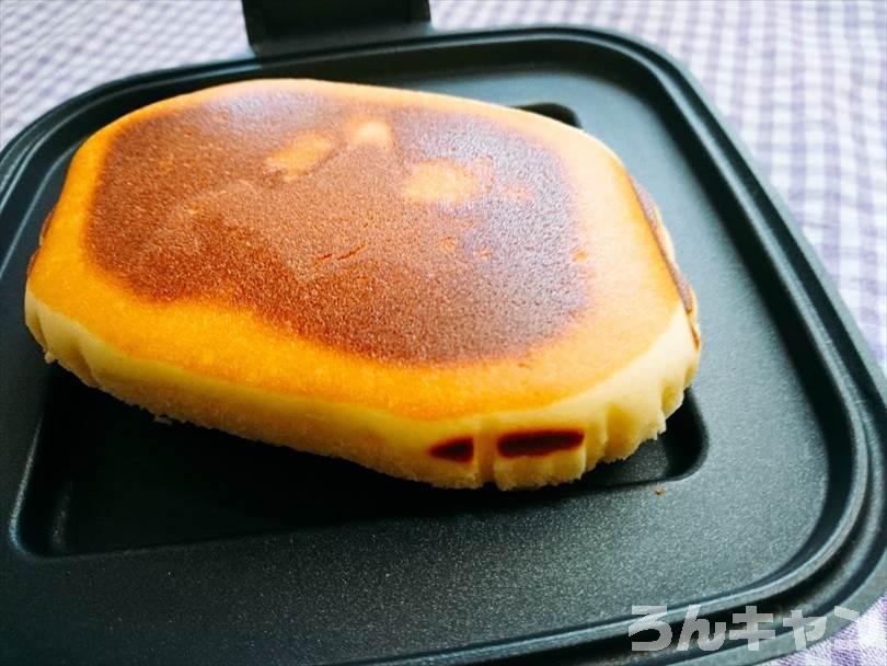 ホットサンドメーカーで焼いた後のチーズ蒸しケーキ