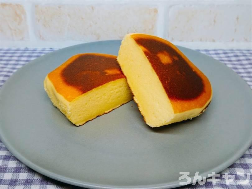 ホットサンドメーカーで焼いたチーズ蒸しケーキを半分に切った状態