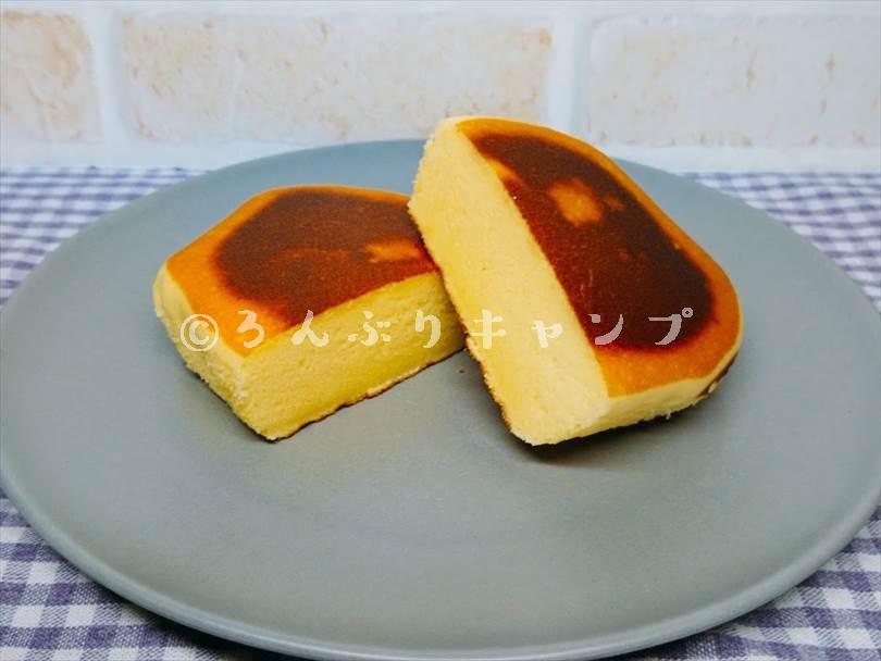 ホットサンドメーカーで焼いたチーズ蒸しケーキを半分に切った状態