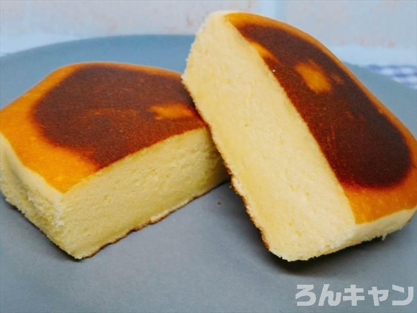 ホットサンドメーカーで焼いたチーズ蒸しケーキを半分に切った状態