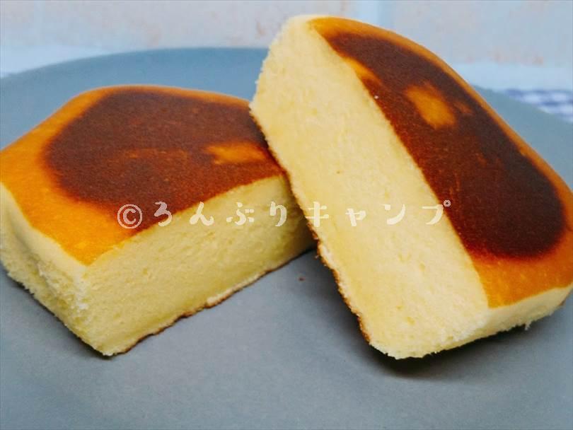 ホットサンドメーカーで焼いたチーズ蒸しケーキを半分に切った状態