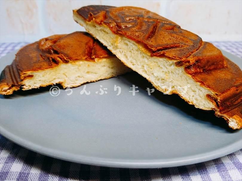 ホットサンドメーカーで焼いたスイートブールを半分に切った状態