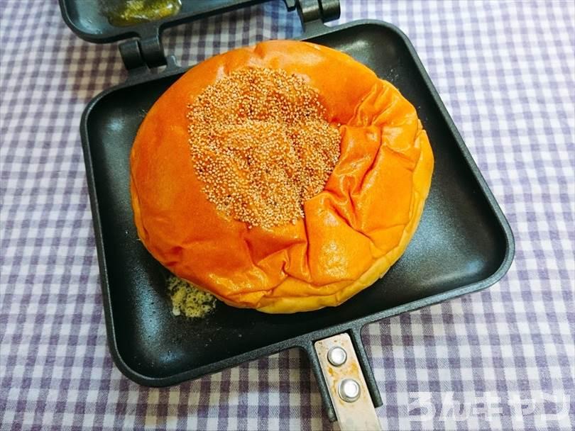 ホットサンドメーカーで焼く前のあんぱん