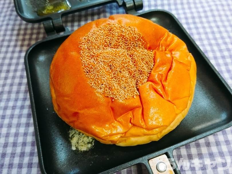 ホットサンドメーカーで焼く前のあんぱん