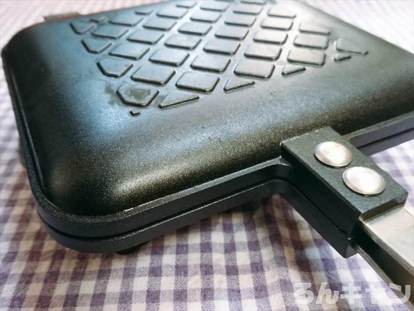 ホットサンドメーカーで焼く前のあんぱん