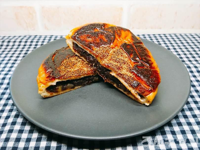 ホットサンドメーカーで焼いたあんぱんを半分に切った状態