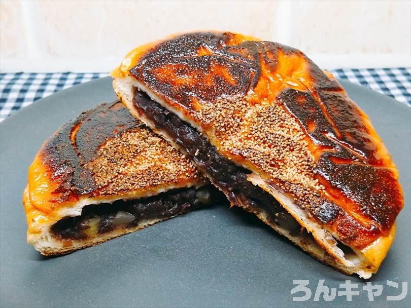 ホットサンドメーカーで焼いたあんぱんを半分に切った状態