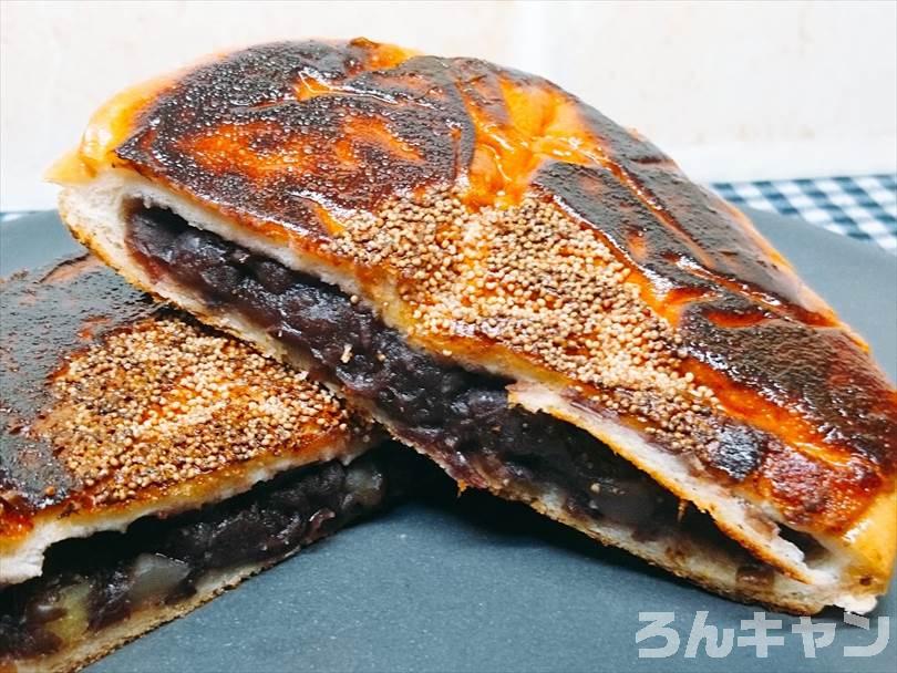 ホットサンドメーカーで焼いたあんぱんを半分に切った状態